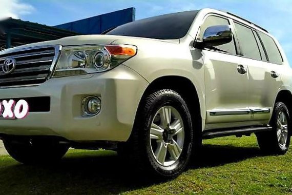 Sell White 2015 Toyota Land Cruiser in Makati