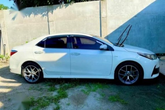 Sell Pearl White 2018 Toyota Corolla in Quezon City