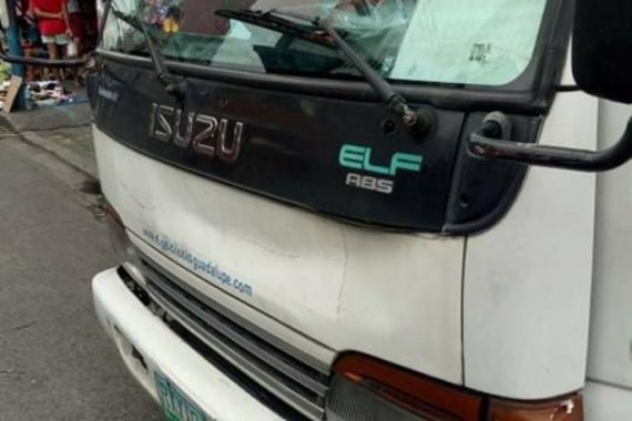 White Isuzu Elf 2001 for sale in Pateros
