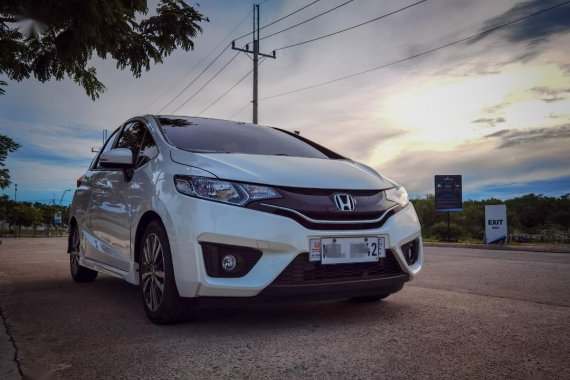 Selling White Honda Jazz 2017 in Quezon