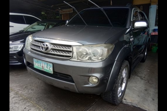 Selling Silver Toyota Fortuner 2011 in Cainta