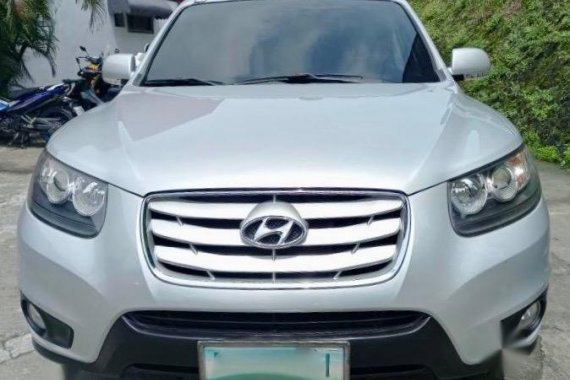 Selling Brightsilver Hyundai Santa Fe 2011 in Pasig