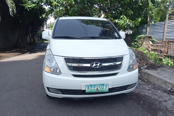 Hyundai Grand Starex Gold 2010mdl matic dzl swivel mid chair. Dual sliding doors. Leather seats. 80t