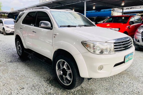 Need to sell White 2010 Toyota Fortuner G AUTOMATIC TURBO DIESEL 75,000 KMS ONLY 20" MAGS!