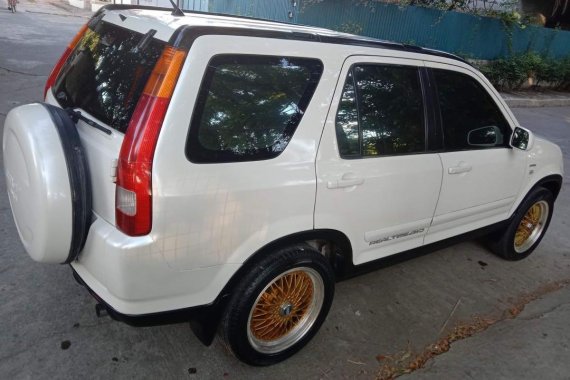 Selling White Honda CR-V 2004 in Makati