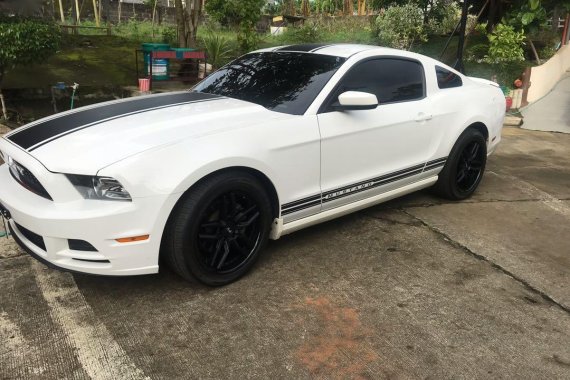 White Ford Mustang 2013 for sale in Lipa