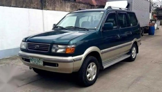 Selling Green Toyota Revo 2000 in Valenzuela