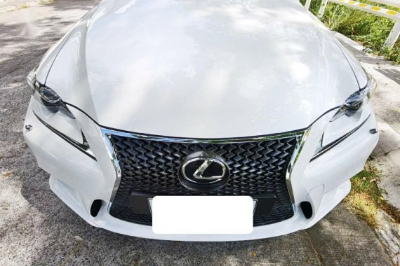 Selling Pearl White Lexus IS350 2017 in Quezon