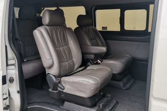 Selling Pearl White Toyota Hiace Super Grandia 2019 in Las Piñas