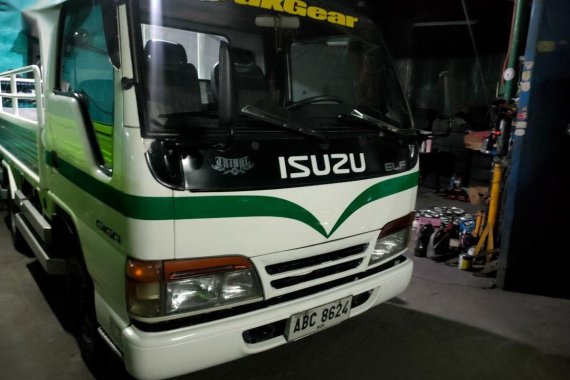 White Isuzu Elf 2015 for sale in Quezon