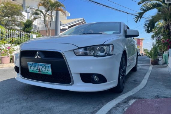 Selling Pearl White Mitsubishi Lancer 2010 in Muntinlupa