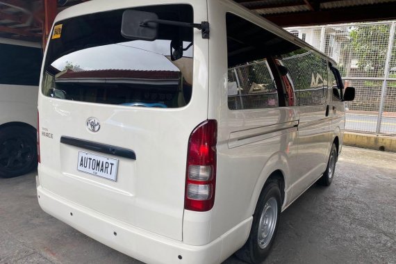 Selling White Toyota Hiace 2015 in Marikina
