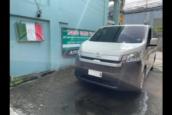 Selling White Toyota Hiace 2020 Van at 14000