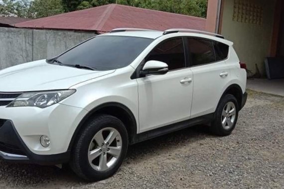 Selling Pearl White Toyota RAV4 2014 in Santa Ana