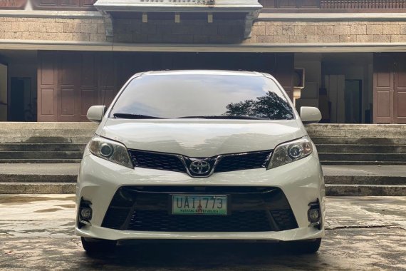 Selling White Toyota Sienna 2013 in Malabon