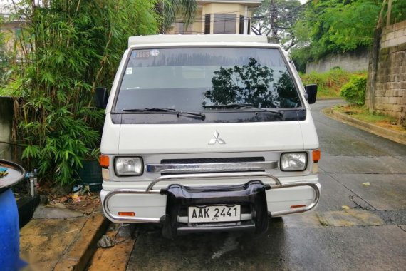Selling White Mitsubishi L300 2014 in Cainta