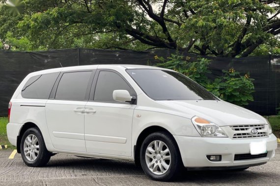 Sell White 2011 Kia Carnival in Las Piñas