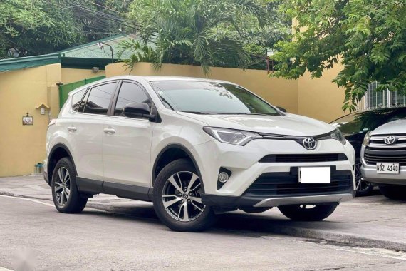 SellingWhite Toyota Rav4 2017 in Makati