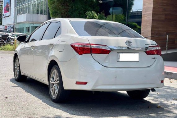 Pearl White Toyota Corolla altis 2015 for sale in Automatic