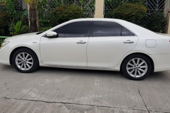 Selling Pearl White Toyota Camry 2019 in Angeles