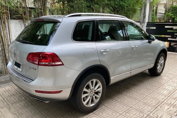 Selling Pearl White Volkswagen Touareg 2014 in Pasig