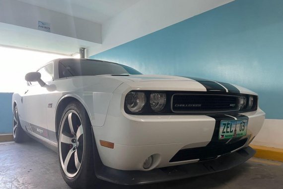 Selling White Dodge Challenger 2013 in Makati