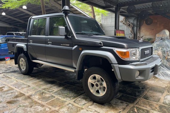 Grey Toyota Land Cruiser 2018 for sale in Manual