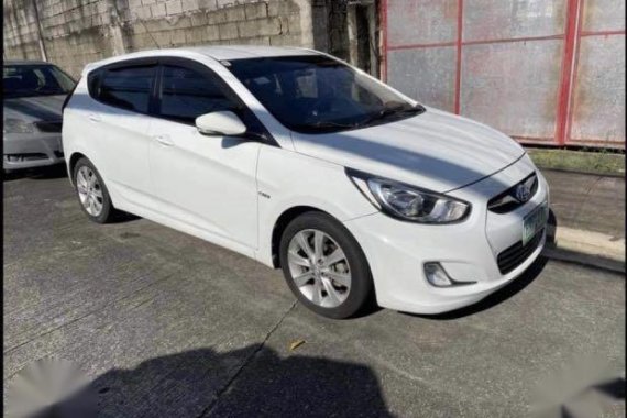 Selling Pearl White Hyundai Accent 2013 in Marikina
