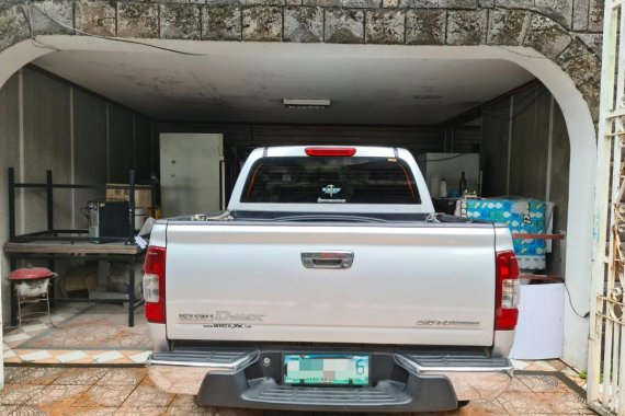 Selling Pearl White Isuzu D-Max 2005 in San Mateo