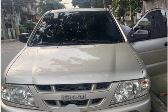 Pearl White Isuzu Crosswind 2005 for sale in Quezon