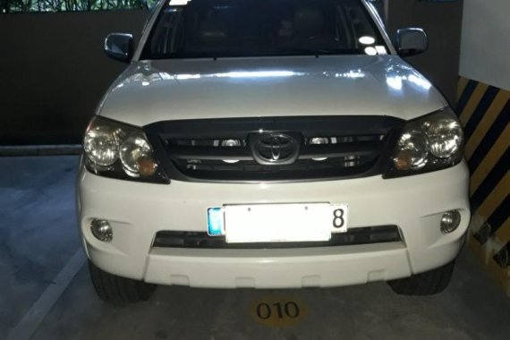 Selling White Toyota Fortuner 2006 in Mandaluyong