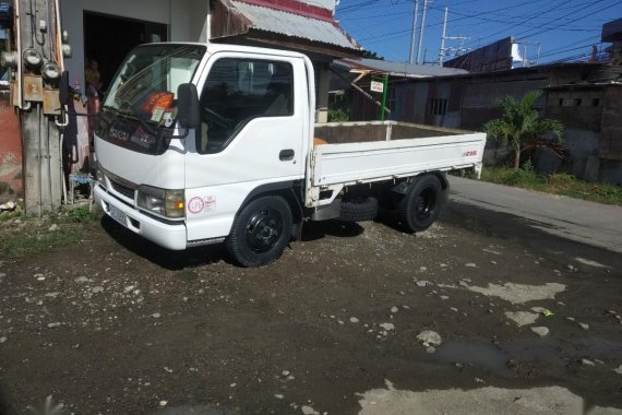 White Isuzu Elf 2006 for sale in Batangas