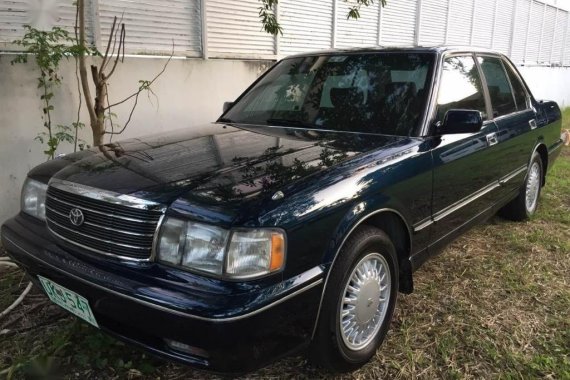 Selling Black Toyota Crown 1996 in Caloocan