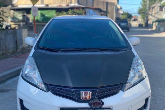 Sell White 2013 Honda Jazz in Marikina