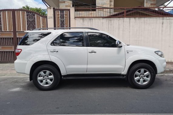 Pearl White Toyota Fortuner 2010 for sale in Automatic