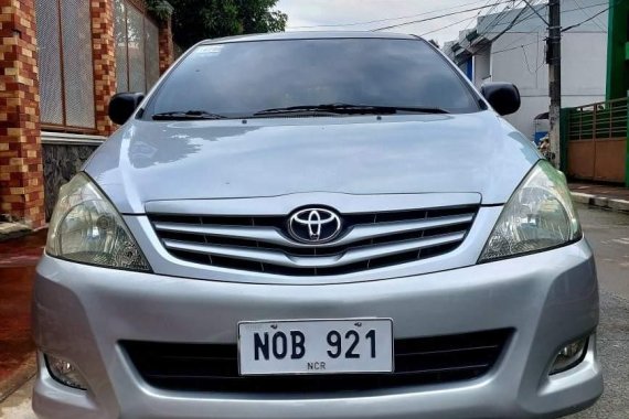 Selling Brightsilver Toyota Innova 2010 in Marikina