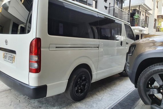 Selling White Toyota Hiace 2018 in Quezon City