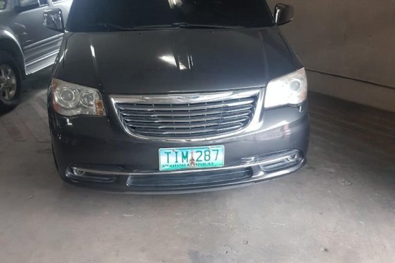 Selling Grey Chrysler Town And Country 2012 in Manila