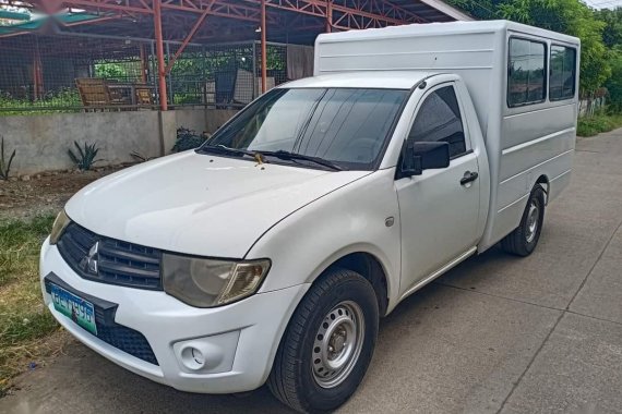 Pearl White Mitsubishi L200 2013 for sale in Santiago