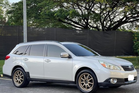 Selling Pearl White Subaru Outback 2011 in Las Piñas