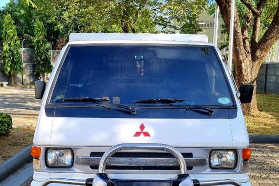 White Mitsubishi L300 2012 for sale in Las Piñas