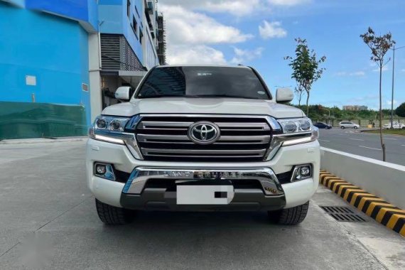 Selling Pearl White Toyota Land Cruiser 2019 in Manila