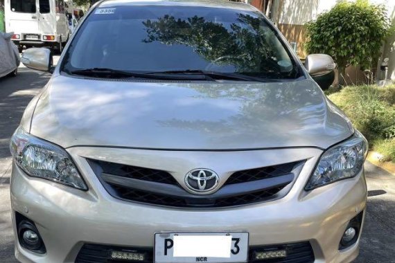 Selling Silver Toyota Corolla Altis 2011 in Las Piñas