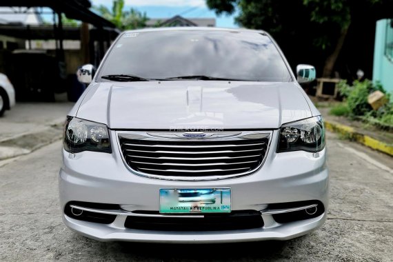Rush for sale Chrysler town and country 2012 at gas 3.5l van 2011 2010