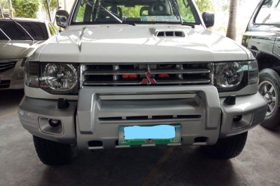 Selling White Mitsubishi Pajero 2004 in Makati