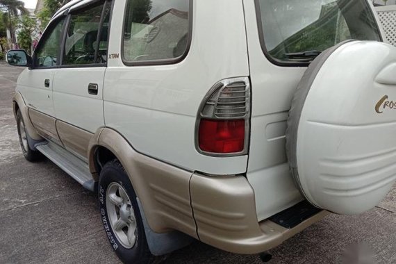 White Isuzu Crosswind 2002 for sale in Paranaque 