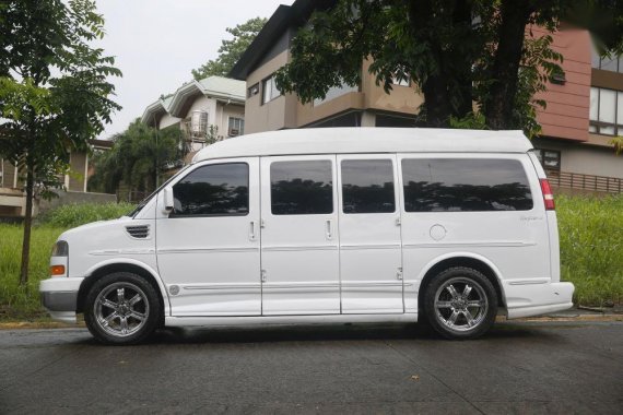 Selling White GMC Savana 2010 in Quezon