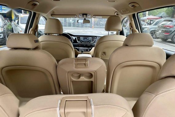 Pearl White Kia Carnival 2017 for sale in Pasig 