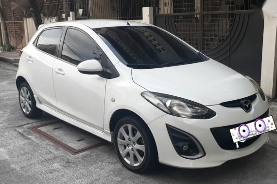 Selling White Mazda 2 2010 in Manila