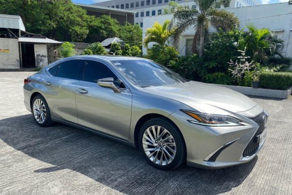 Selling Silver Lexus ES350 2019 in Pasig